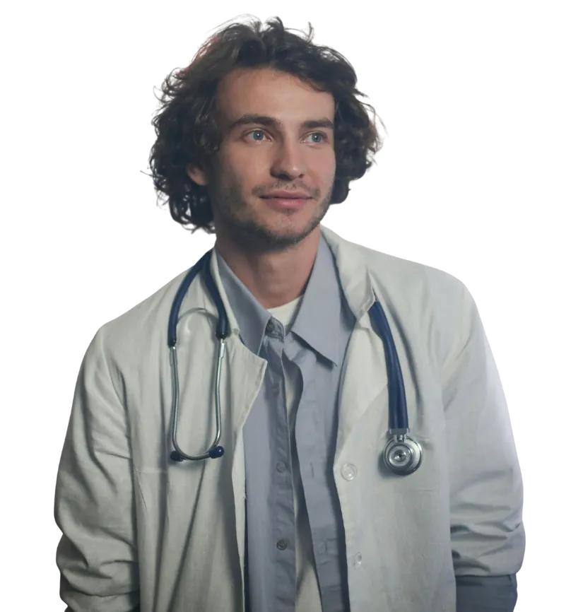 Tânăr medic cu păr creț, în halat alb și stetoscop la gât, privind ușor într-o parte.