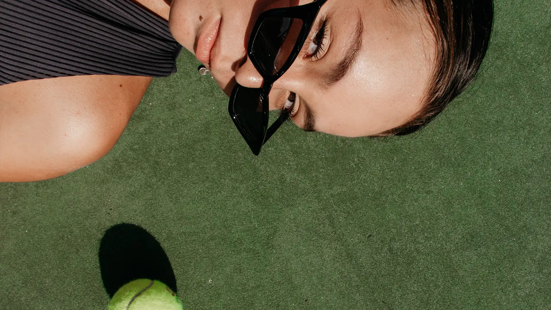 Suntem aici să te ajutăm să joci cel mai bun tenis al tău. De la alegerea echipamentului până la îmbunătățirea tehnicii, a condiției fizice și a strategiei pe teren.